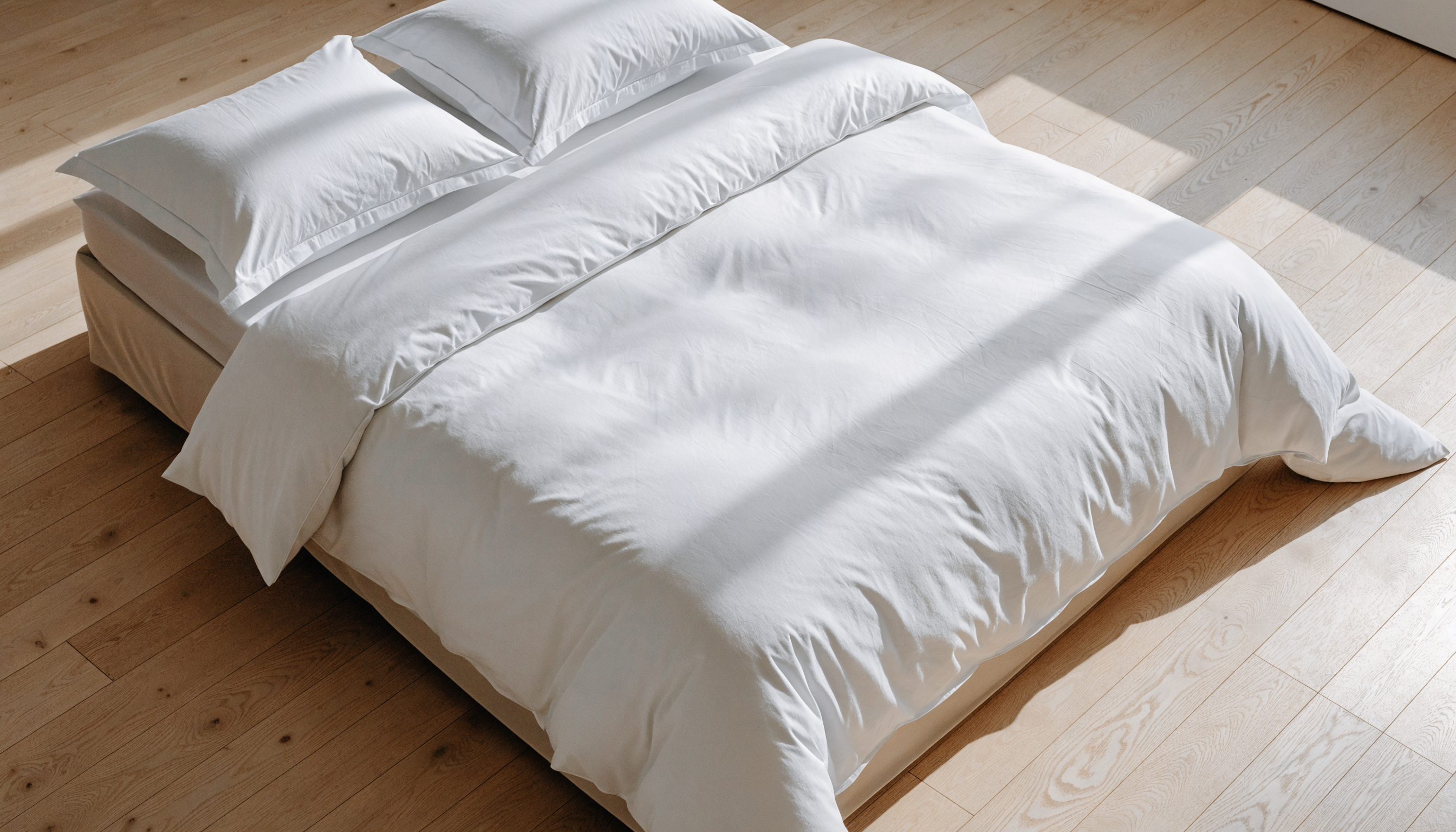 Lit vu du dessus avec une housse de couette qui retombe des deux côtés Image